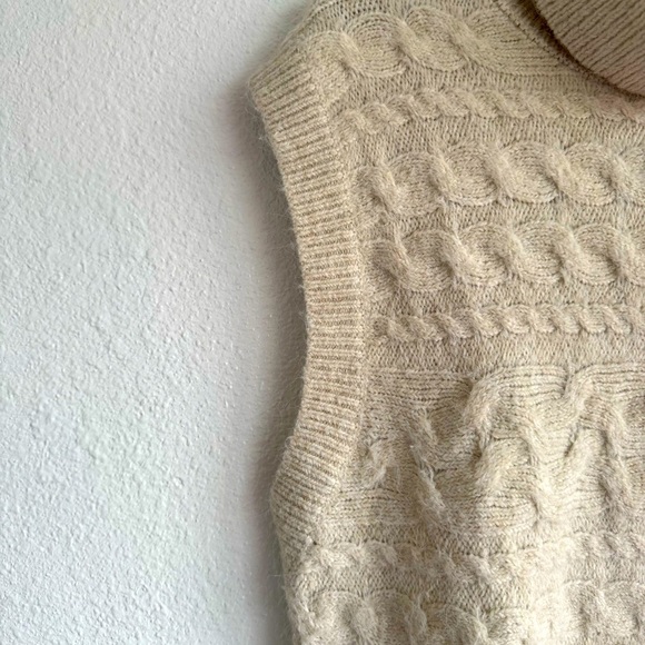 Old Navy Sleeveless Cropped Cozy Plush-Yarn
Cable-Knit Turtleneck Sweater Small - Picture 5 of 9